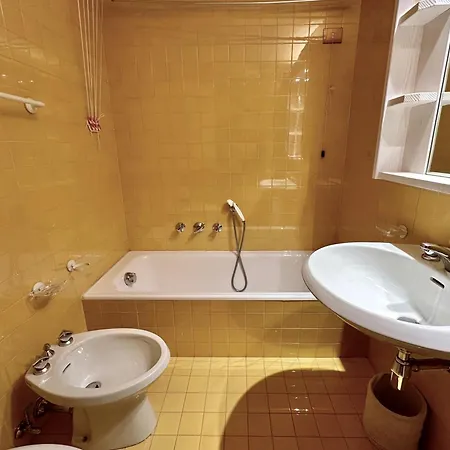 Classy 4 Bedroom Few Steps From Centre Daire