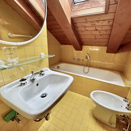 Classy 4 Bedroom Few Steps From Centre *