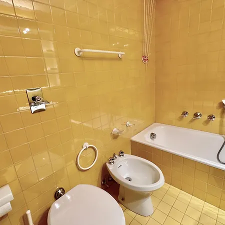 Classy 4 Bedroom Few Steps From Centre