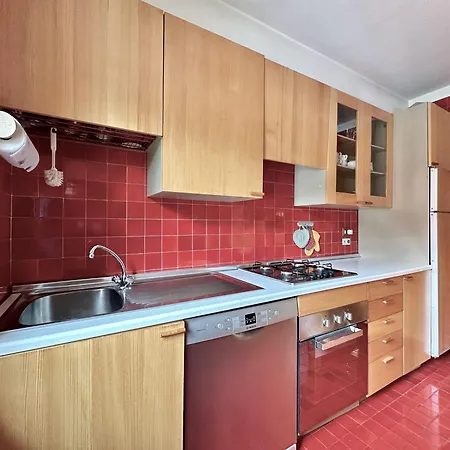 Classy 4 Bedroom Few Steps From Centre Daire