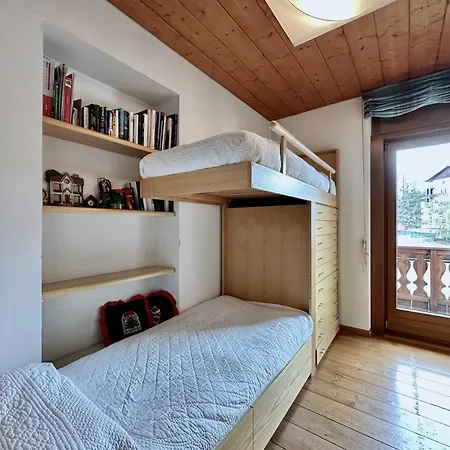 Classy 4 Bedroom Few Steps From Centre